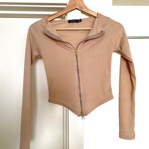 Boohoo tan zip up long sleeve crop top